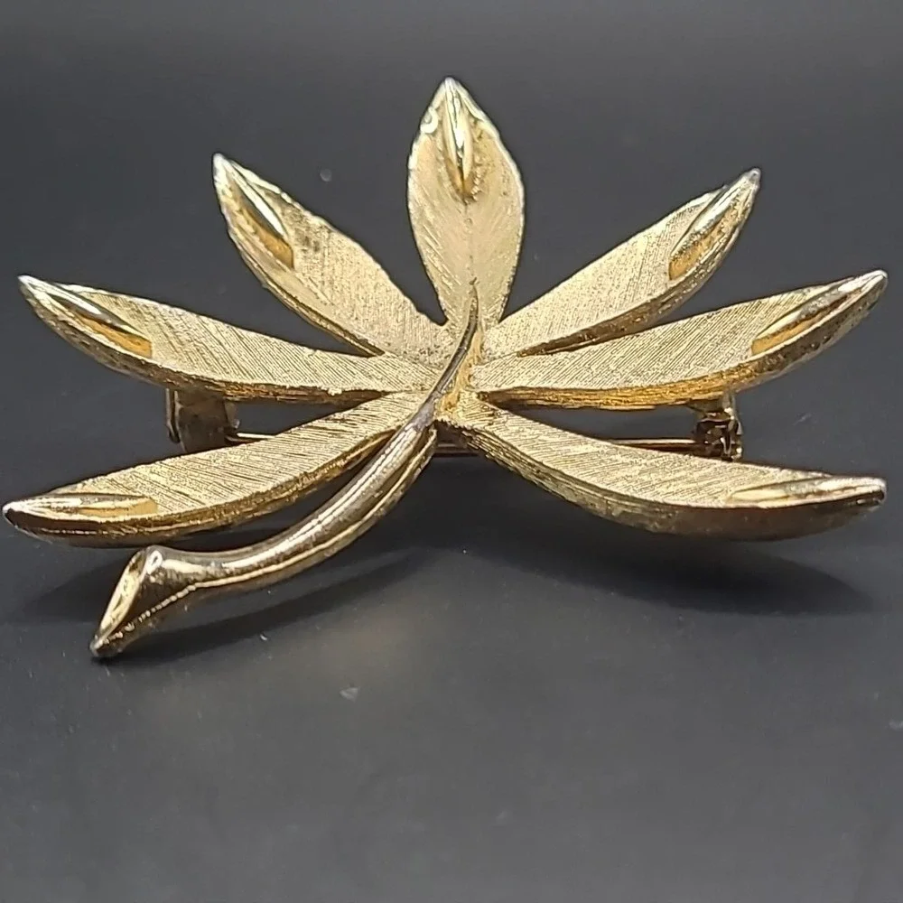 Vintage Leaf Brooch Woman Gold Tone Textured Fan Foliage Pin‎ Accessory